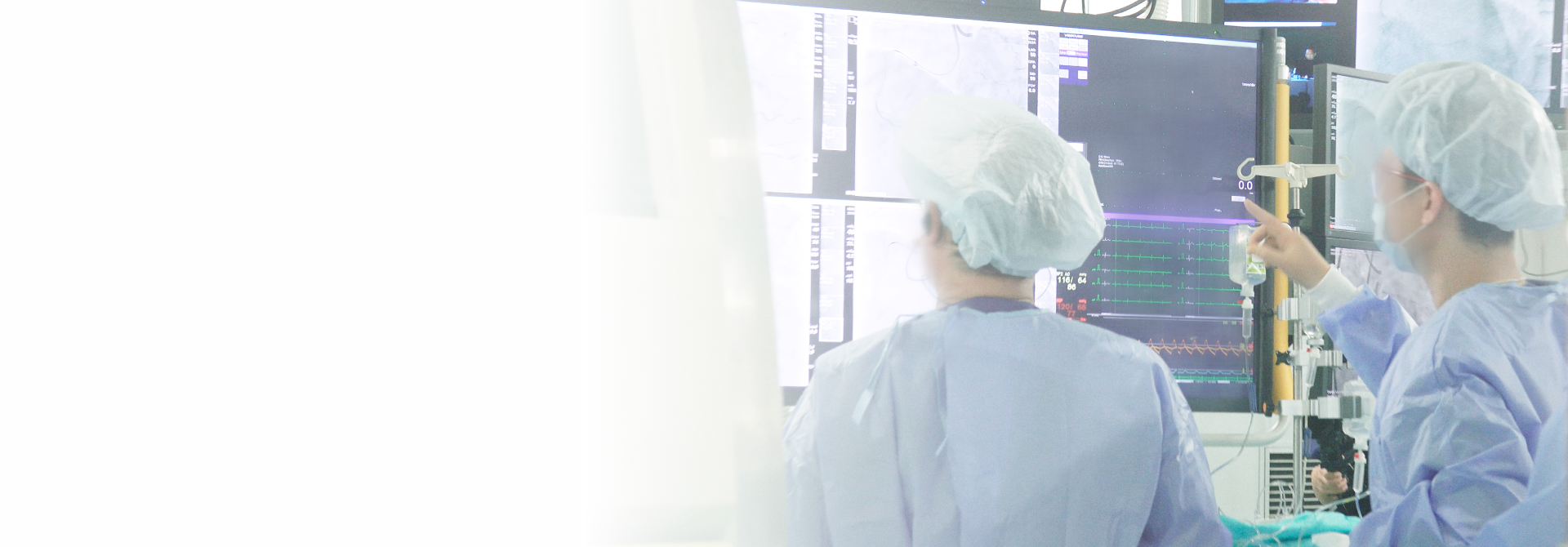 モニターを見ている循環器専門医